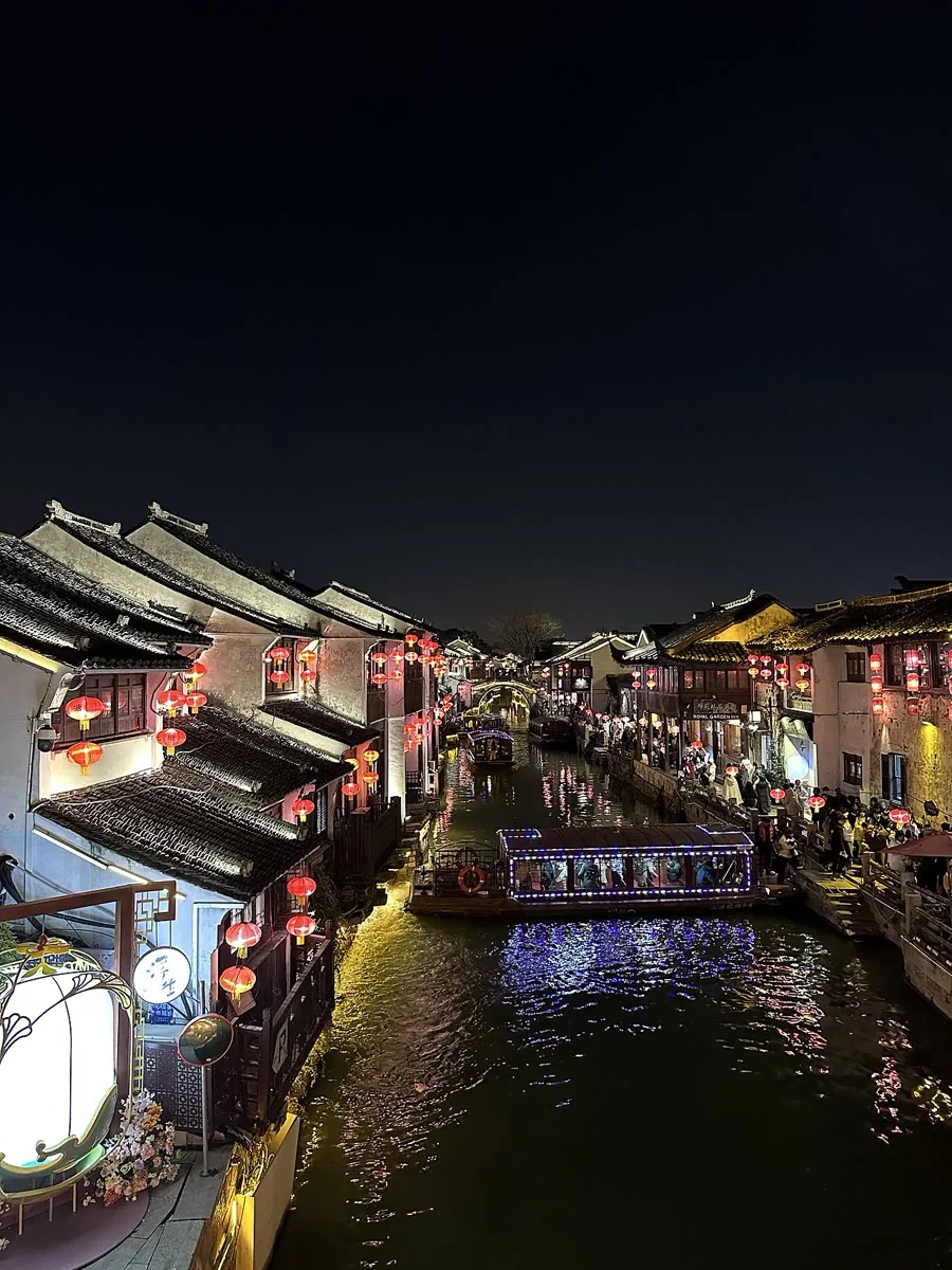 2024年に撮影された、蘇州・山塘街の夜の運河。
