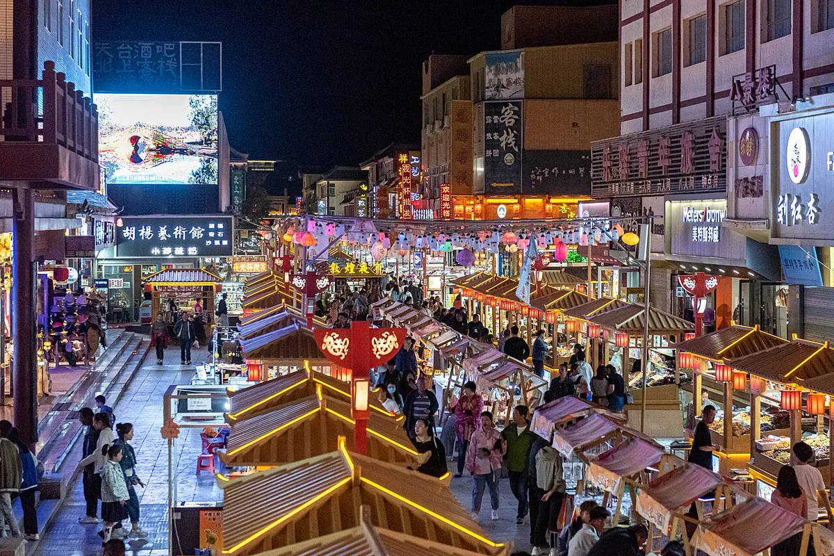 2023年に撮影された、敦煌の沙州夜市。