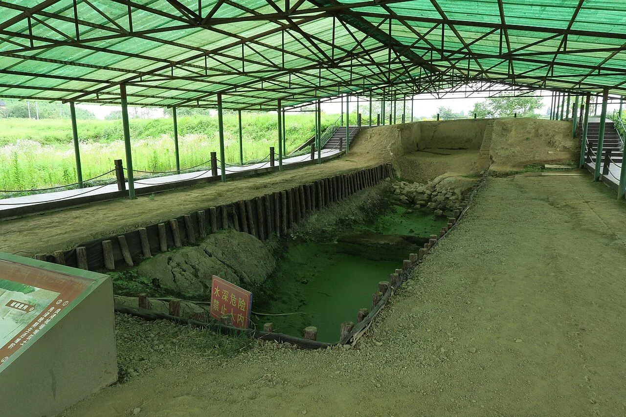 良渚の北城壁展示エリアで保護されている土の遺構。