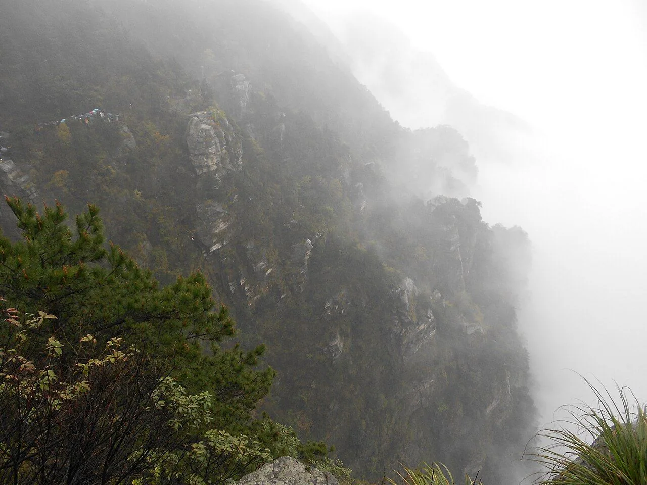 Mountain scenery in fog at Lushan.