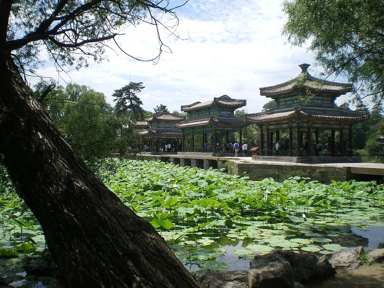 承徳避暑山荘のハス池のそばにあるあずまや。