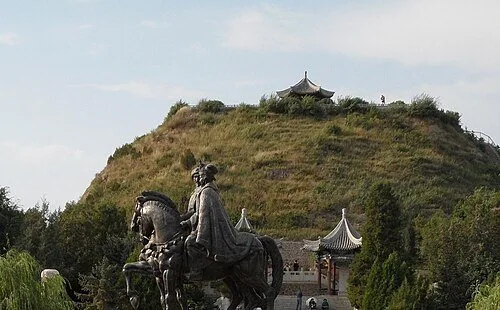 Конная статуя перед мемориальным курганом Чжаоцзюнь.