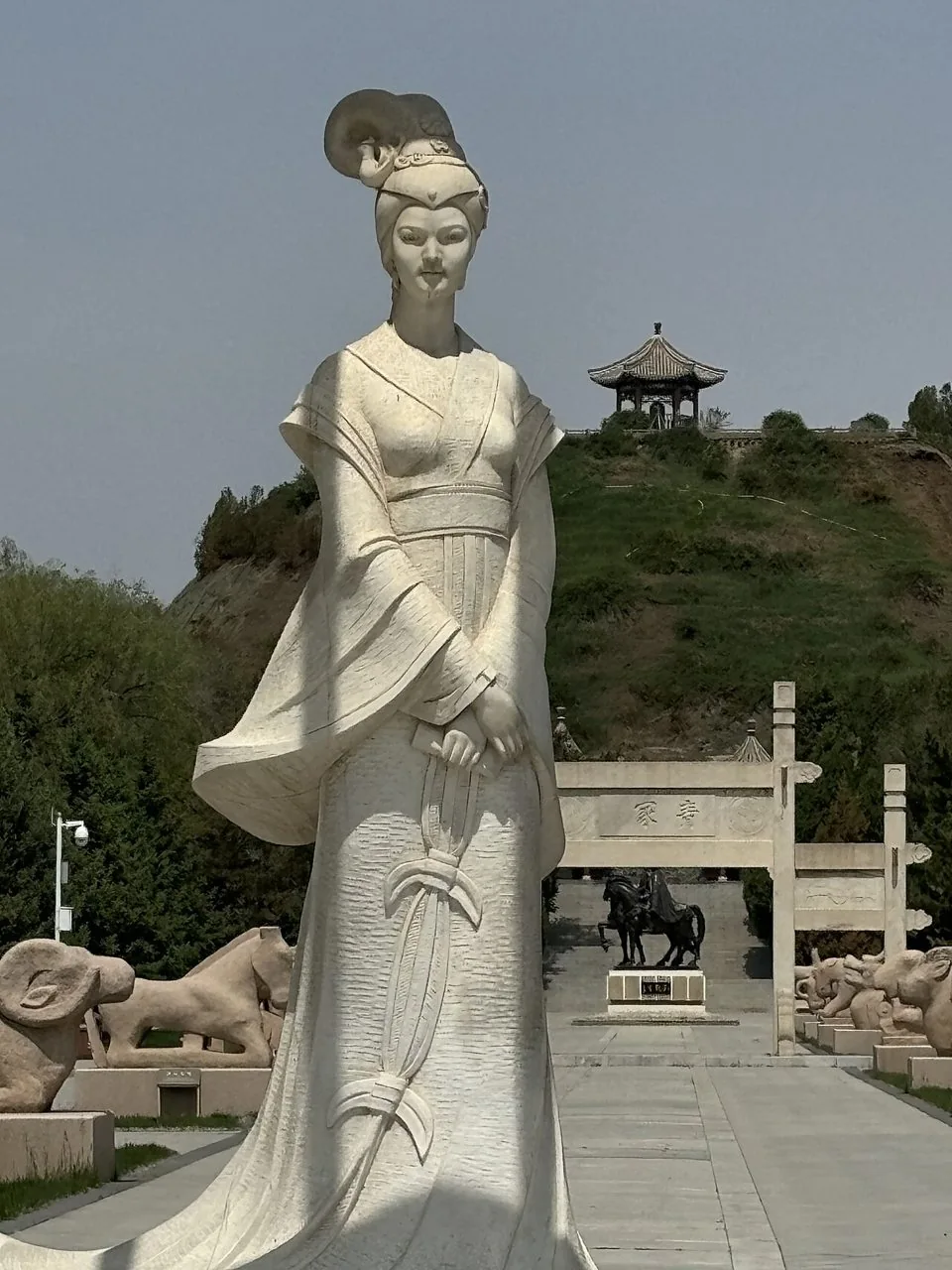 왕소군 기념 봉분을 뒤로 한 입상.