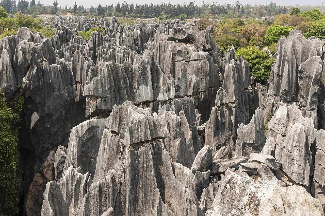 Góc rộng qua các chóp đá vôi Rừng đá Thạch Lâm.
